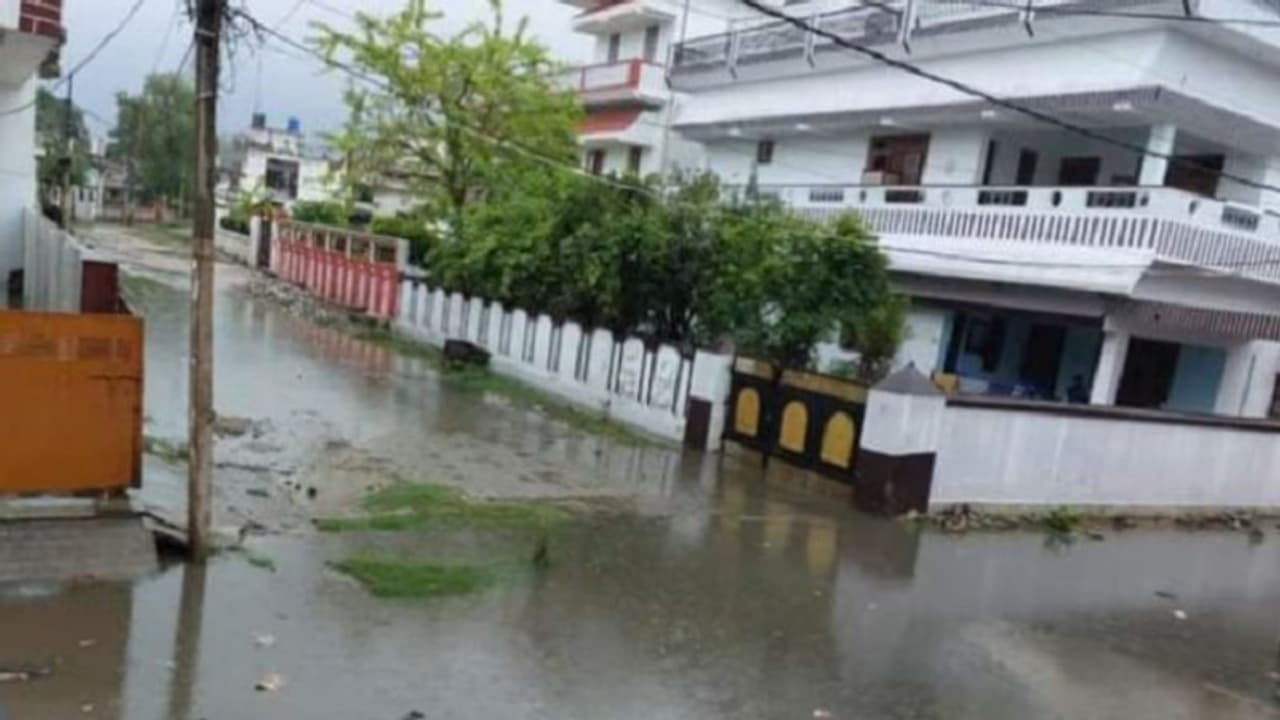 यूपी में भारी बारिश ने मचाई तबाही, लखनऊ और झांसी समेत कई जिलों के स्कूलों में हुई छुट्टी यूपी में भारी बारिश ने मचाई तबाही, लखनऊ और झांसी समेत कई जिलों के स्कूलों में हुई छुट्टी