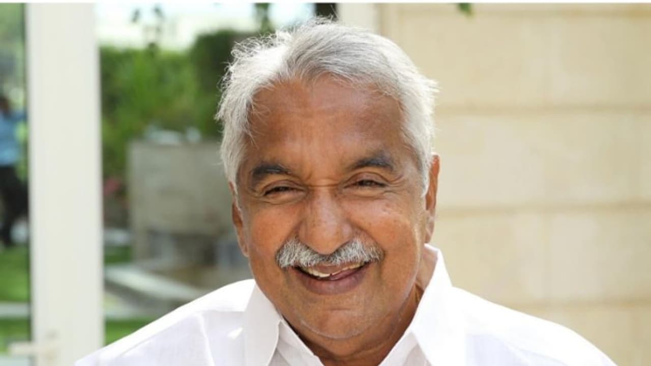 ജനനായകന് വിട; മുൻ മുഖ്യമന്ത്രി ഉമ്മൻചാണ്ടി അന്തരിച്ചു ജനനായകന് വിട; മുൻ മുഖ്യമന്ത്രി ഉമ്മൻചാണ്ടി അന്തരിച്ചു