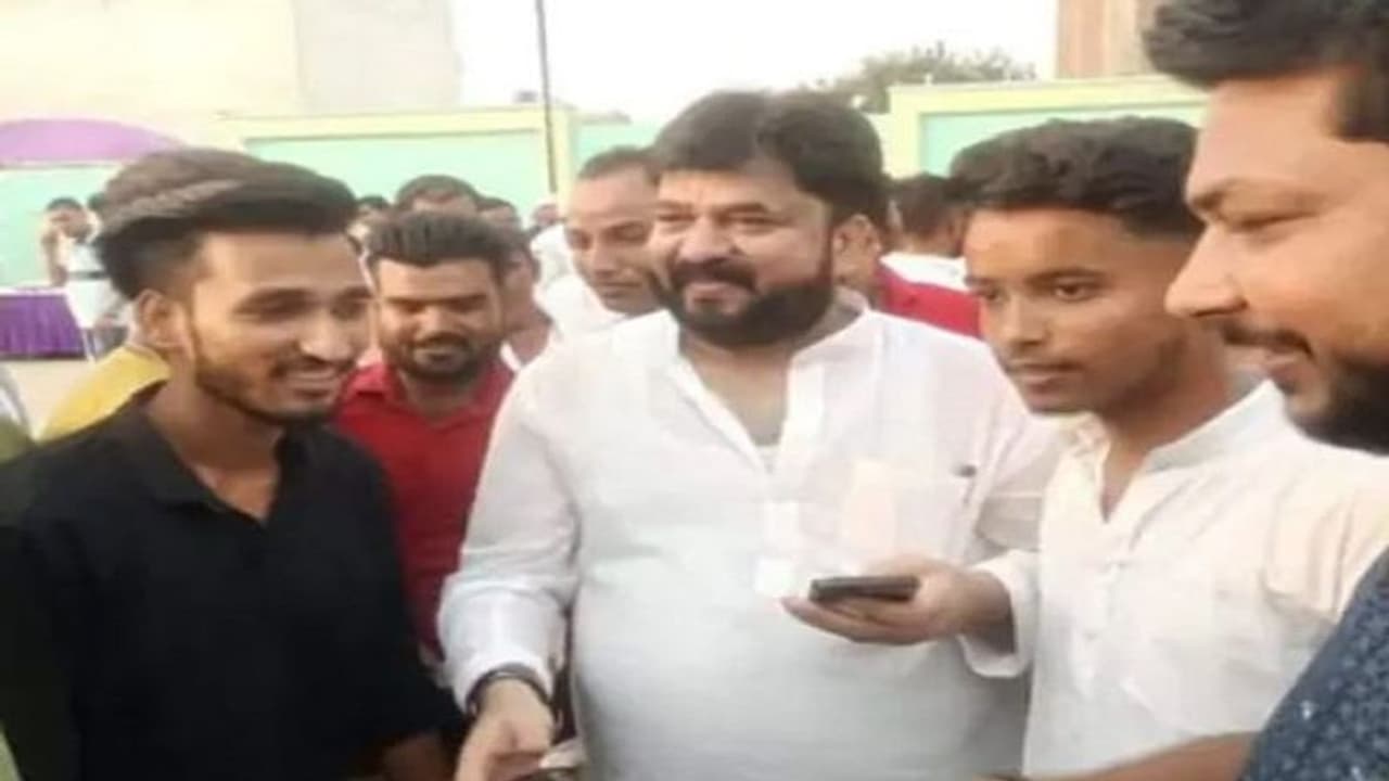 हुक्काबार आने वाली लड़कियों का नंबर युवकों को देकर करते थे ब्लैकमेल, खाकी और नेताओं की सह पर चल रहा था खेल हुक्काबार आने वाली लड़कियों का नंबर युवकों को देकर करते थे ब्लैकमेल, खाकी और नेताओं की सह पर चल रहा था खेल