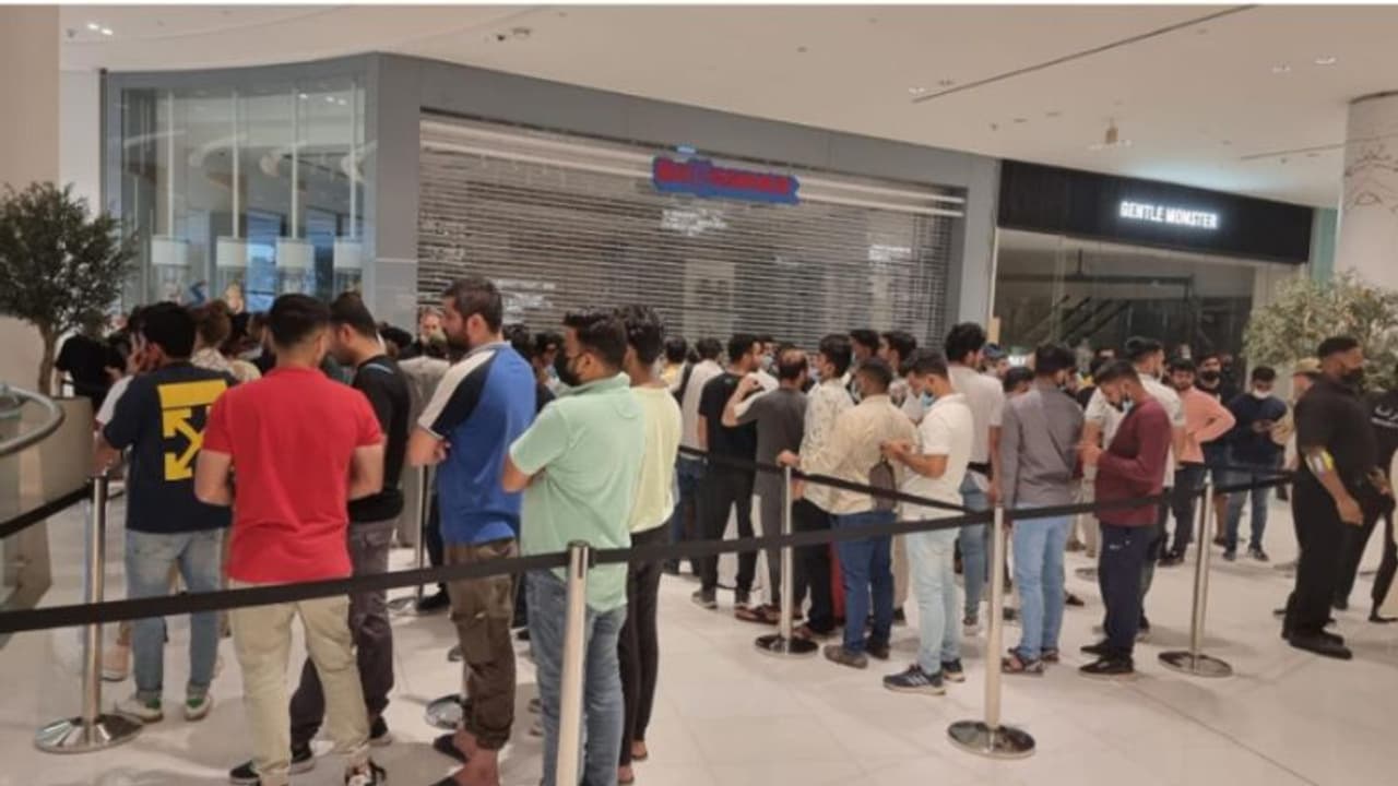 യുഎഇയില്‍ ഐഫോണ്‍ 14 വില്‍പന തുടങ്ങി; പുലര്‍ച്ചെ മുതല്‍ കാത്തിരുന്നത് നൂറുകണക്കിന് പേര്‍