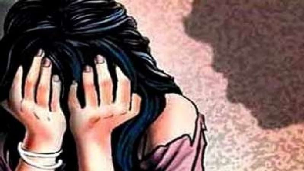 बुलंदशहर में पति की जमानत का झांसा देकर आरोपियों ने महिला से की शर्मनाक हरकत, पीड़िता ने लगाई न्याय की गुहार बुलंदशहर में पति की जमानत का झांसा देकर आरोपियों ने महिला से की शर्मनाक हरकत, पीड़िता ने लगाई न्याय की गुहार