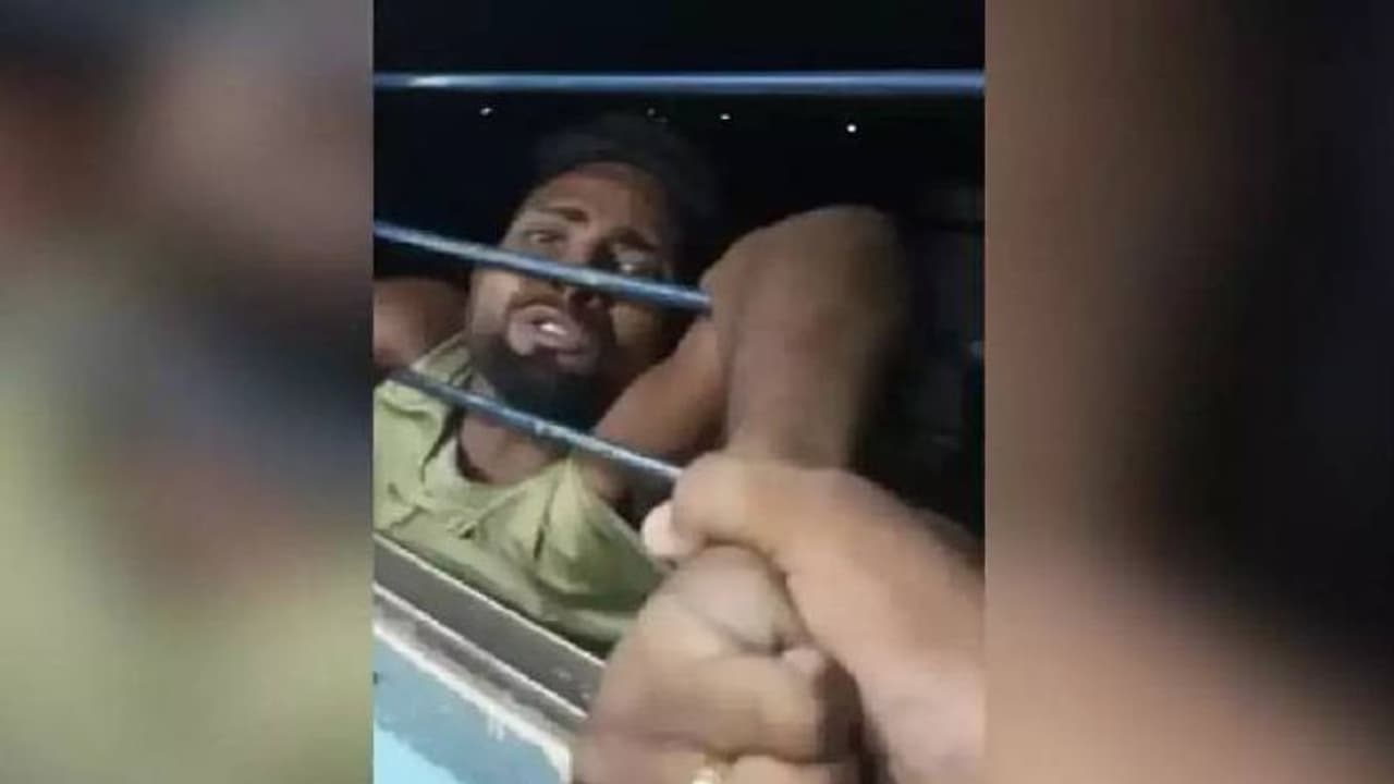 യാത്രക്കാരന്റെ ഫോൺ തട്ടിയെടുക്കാൻ ശ്രമിച്ചു, ജനാലയിൽ തൂങ്ങിക്കിടന്ന് കള്ളന് യാത്ര ചെയ്യേണ്ടി വന്നത് 15 കി.മി