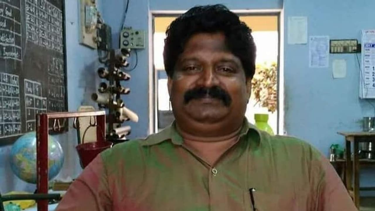 அரசு பள்ளி மாணவிகளிடம் அக்கவுண்டன்சி ஆசிரியர் ஆபாச பாடம்.. அலேக்கா தூக்கி உள்ளே வைத்த போலீஸ்..! அரசு பள்ளி மாணவிகளிடம் அக்கவுண்டன்சி ஆசிரியர் ஆபாச பாடம்.. அலேக்கா தூக்கி உள்ளே வைத்த போலீஸ்..!