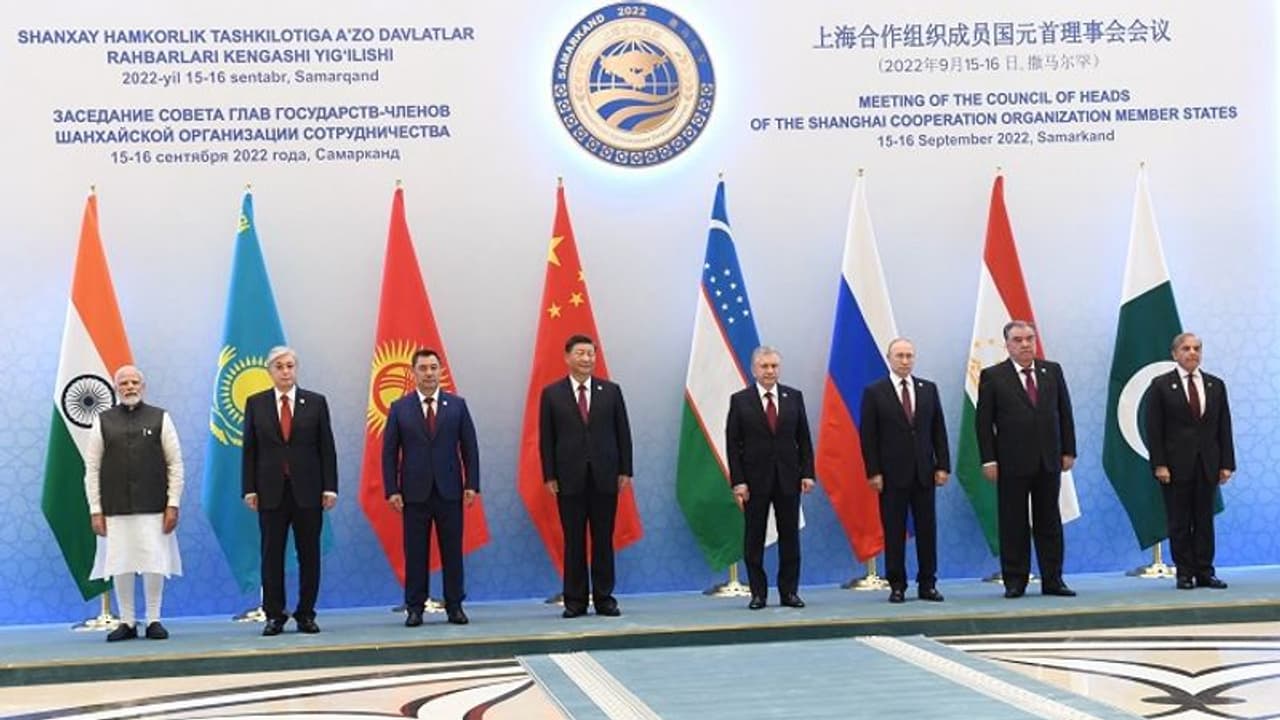 మోడీ, జిన్పింగ్ల మధ్య డిస్టెన్స్.. కరచాలనం లేదు.. నవ్వులూ లేవు.. కారణం అదేనా? మోడీ, జిన్పింగ్ల మధ్య డిస్టెన్స్.. కరచాలనం లేదు.. నవ్వులూ లేవు.. కారణం అదేనా?