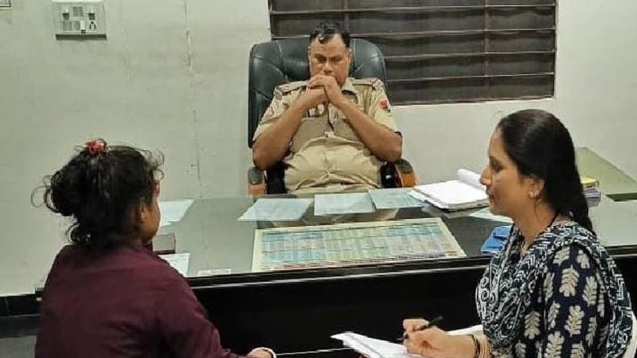 प्रेमिका से पॉकेटमनी मांगकर सिगरेट लाया बेरोजगार प्रेमी, मैडम के समझाने पर दे दी दिल दहला देने वाली सजा प्रेमिका से पॉकेटमनी मांगकर सिगरेट लाया बेरोजगार प्रेमी, मैडम के समझाने पर दे दी दिल दहला देने वाली सजा