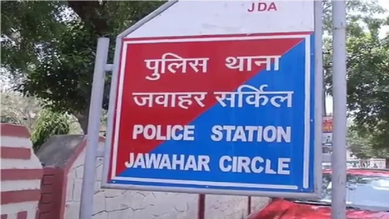 बदहवास हालात में मिली नाबालिग की आपबीती सुन आंखे हो गई नम, पढ़िए पूरी कहानी बदहवास हालात में मिली नाबालिग की आपबीती सुन आंखे हो गई नम, पढ़िए पूरी कहानी