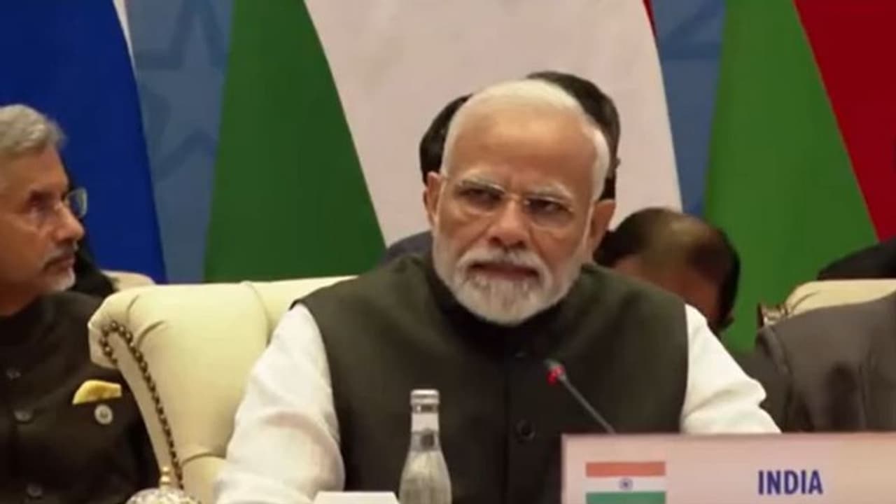 pm gifts auction: பிரதமர் மோடிக்கு வழங்கப்பட்ட 1,200 பரிசுப் பொருட்கள் 17ம்தேதி ஏலம்: என்னென்ன தெரியுமா?