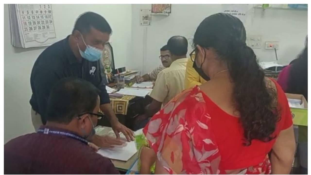 ആര്‍ടിഒ രേഖകള്‍ പെട്ടിക്കടയില്‍, ഒന്നരലക്ഷത്തില്‍ അധികം പണവും, വിജിലന്‍സ് പരിശോധന