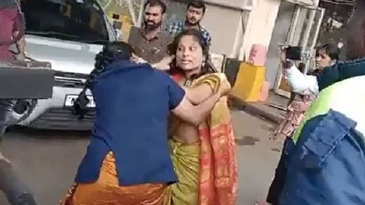 ടോൾ‍പ്ലാസയിൽ സ്ത്രീകളുടെ പൊരിഞ്ഞ തല്ല്; സംഭവം അറിയാതെ അമ്പരന്ന് നാട്ടുകാർ