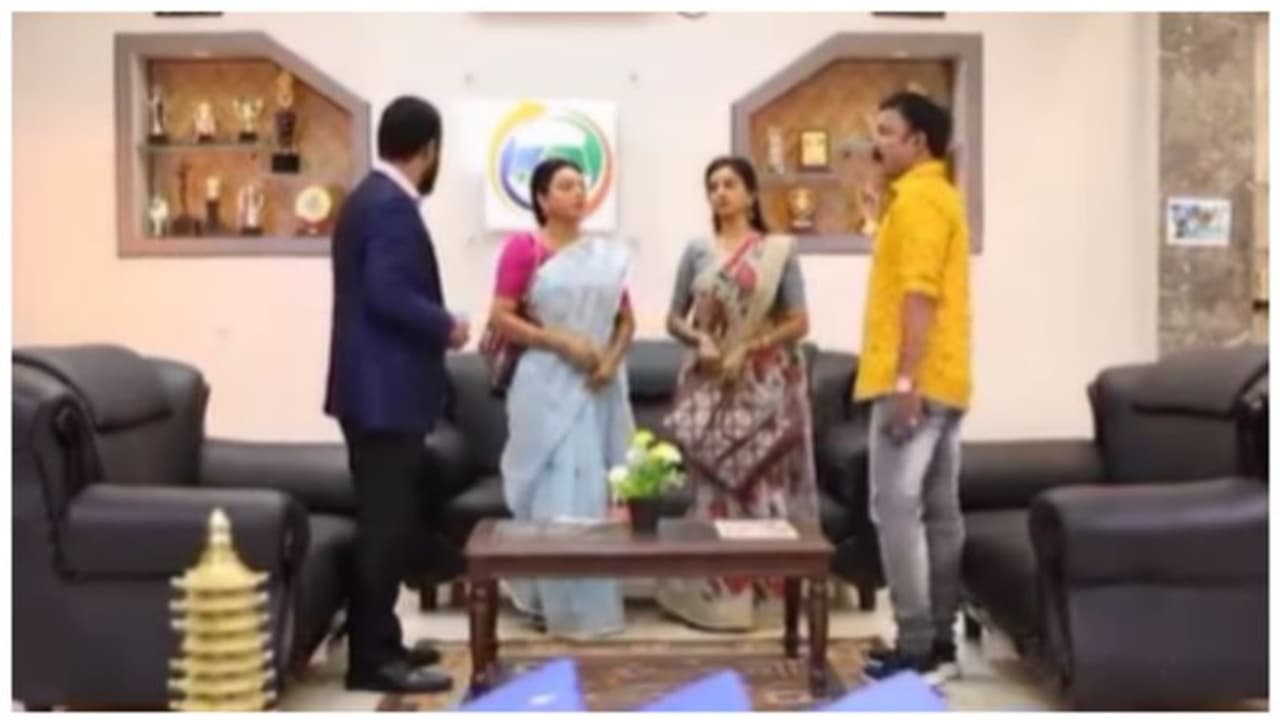 பாக்கியாவை பார்த்து சந்தேகிக்கும் ராதிகாவின் அண்ணன..கணவரின் திருமணம் என தெரியாமல் சாதிக்க துடிக்கும் பாக்கியா பாக்கியாவை பார்த்து சந்தேகிக்கும் ராதிகாவின் அண்ணன..கணவரின் திருமணம் என தெரியாமல் சாதிக்க துடிக்கும் பாக்கியா