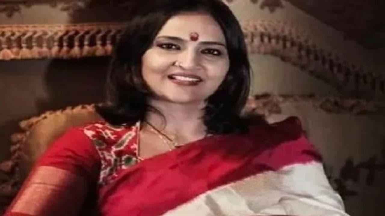 ನಟಿ ಶ್ರೀಲೀಲಾ ತಾಯಿಯ ಮತ್ತೊಂದು ಕಿರಿಕ್; ಗಂಡನ ಮನೆಗೆ ನುಗ್ಗಿ ಸ್ವರ್ಣಲತಾ ದಾಂಧಲೆ, ದೂರು ದಾಖಲು ನಟಿ ಶ್ರೀಲೀಲಾ ತಾಯಿಯ ಮತ್ತೊಂದು ಕಿರಿಕ್; ಗಂಡನ ಮನೆಗೆ ನುಗ್ಗಿ ಸ್ವರ್ಣಲತಾ ದಾಂಧಲೆ, ದೂರು ದಾಖಲು