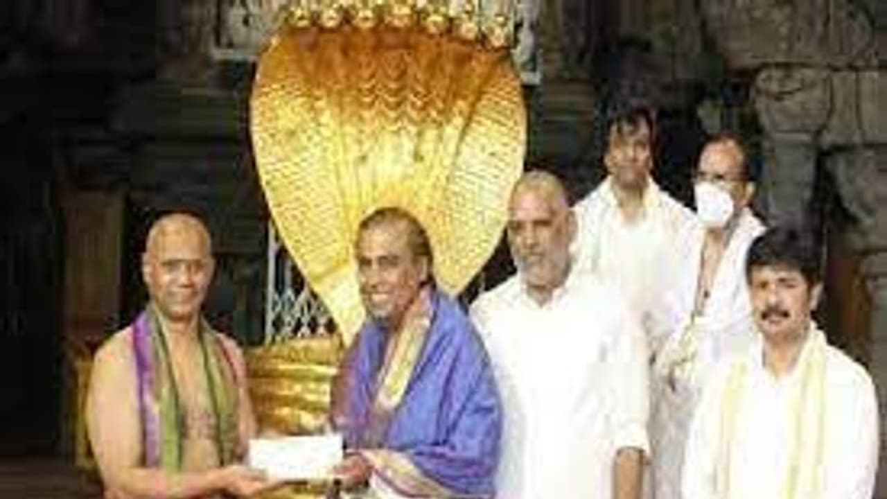 திருப்பதியில் சுவாமி தரிசனம் செய்த முகேஷ் அம்பானி.. ரூ.1.5 கோடி நன்கொடை வழங்கி நெகிழ்ச்சி.. திருப்பதியில் சுவாமி தரிசனம் செய்த முகேஷ் அம்பானி.. ரூ.1.5 கோடி நன்கொடை வழங்கி நெகிழ்ச்சி..