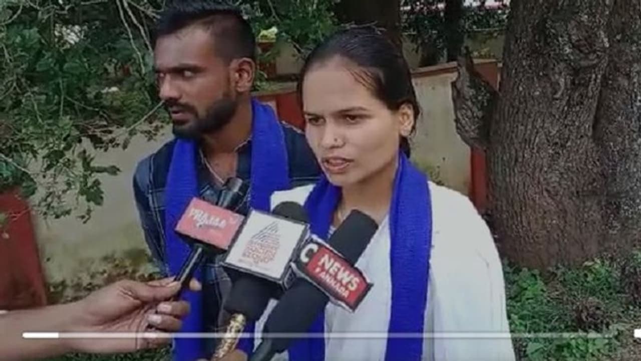 ನಾವು ಮದ್ವೆಯಾಗ್ತೀವಿ, ಕೇಳೋಕೆ ಅವರ್ಯಾರು: ಬಜರಂಗದಳ ಕಾರ್ಯಕರ್ತರ ವಿರುದ್ಧ ಯುವತಿ ಕಿಡಿ ನಾವು ಮದ್ವೆಯಾಗ್ತೀವಿ, ಕೇಳೋಕೆ ಅವರ್ಯಾರು: ಬಜರಂಗದಳ ಕಾರ್ಯಕರ್ತರ ವಿರುದ್ಧ ಯುವತಿ ಕಿಡಿ