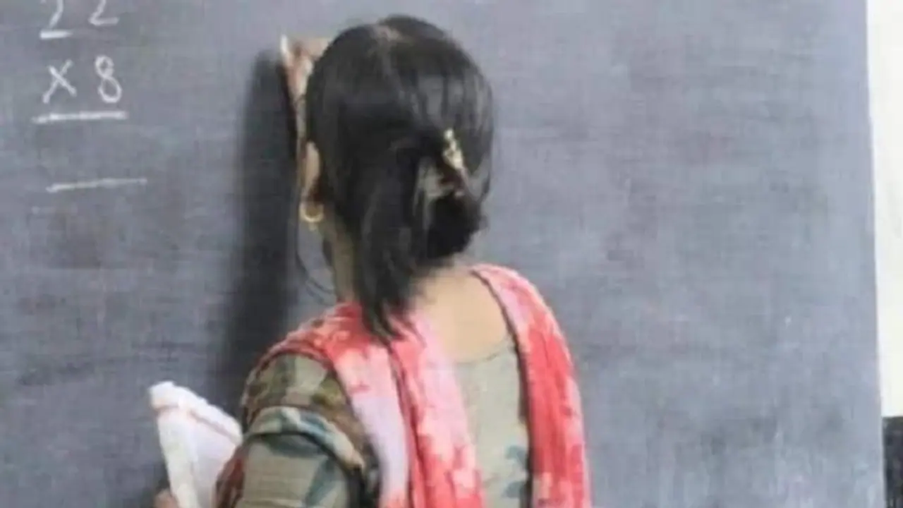 UP NEWS: अलीगढ़ में अपने कृत्य पर हाथ पैर जोड़कर माफी मांगते नजर आए मास्टर साहब, फिर भी हो गई कार्रवाई