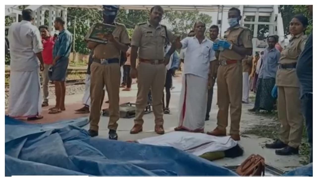 കൊല്ലത്ത് ട്രെയിനിടിച്ച് യുവതി മരിച്ചു; രക്ഷിക്കാന് ശ്രമിച്ച പഞ്ചായത്ത് മെമ്പര്ക്കും ദാരുണാന്ത്യം കൊല്ലത്ത് ട്രെയിനിടിച്ച് യുവതി മരിച്ചു; രക്ഷിക്കാന് ശ്രമിച്ച പഞ്ചായത്ത് മെമ്പര്ക്കും ദാരുണാന്ത്യം