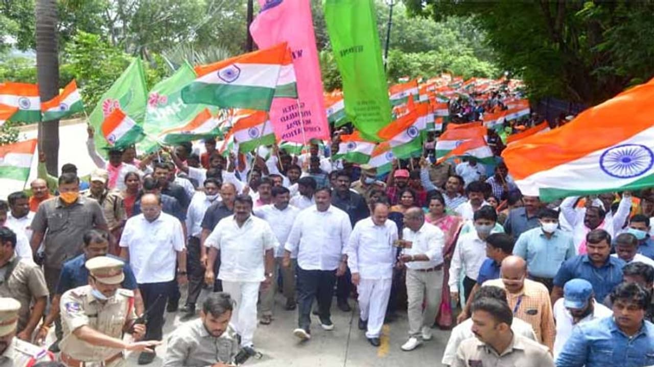 బీజేపీ నేతలా మాట్లాడుతున్నారు: గవర్నర్ పై తలసాని ఫైర్