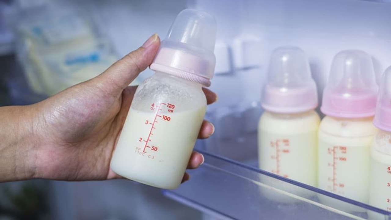 OMG! ब्रेस्ट फीडिंग के बाद भी हर दिन 3 लीटर दूध स्तन से निकालती है 33 साल की महिला