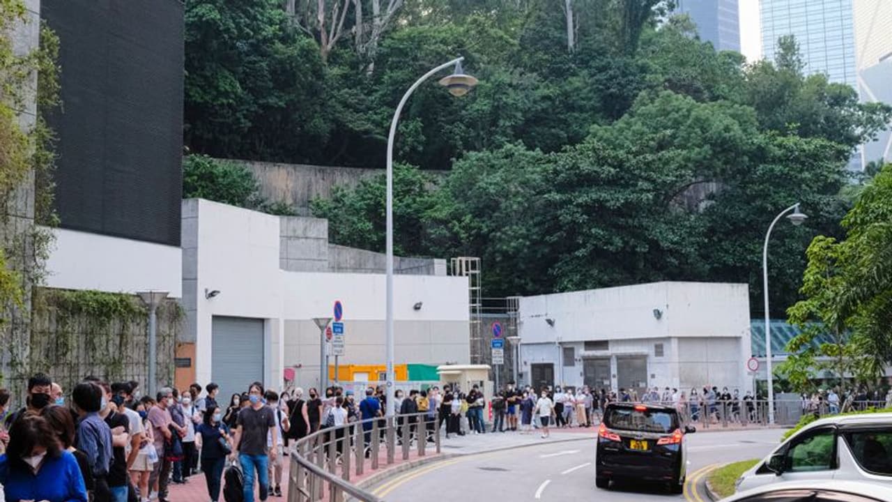 8 km long, waiting up to 14 hours: Queue for Queen's lying in state paused after reaching capacity