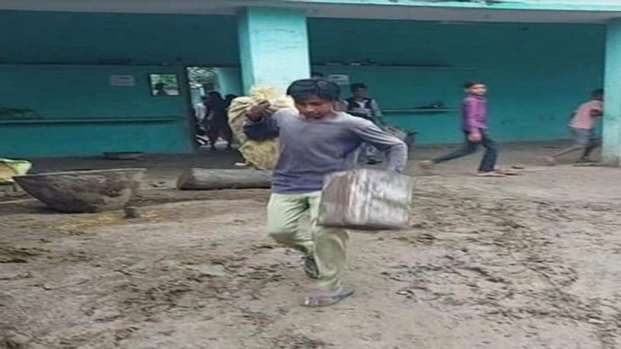 लखीमपुर कांड के आरोपियों का परिवार घर से समेटने लगा सामान, सताया बुलडोजर का डर, जानिए पूरा मामला लखीमपुर कांड के आरोपियों का परिवार घर से समेटने लगा सामान, सताया बुलडोजर का डर, जानिए पूरा मामला