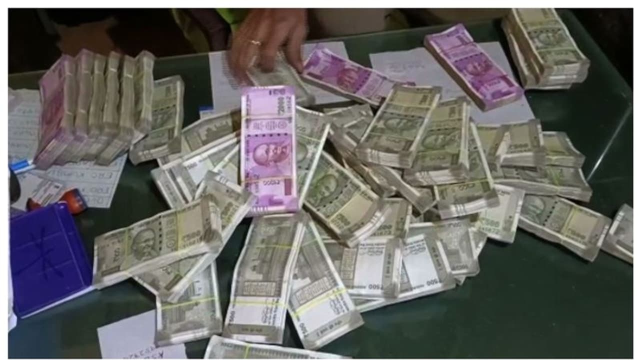 കെഎസ്ആര്ടിസി ബസില് കുഴല്പ്പണക്കടത്ത്, 30 ലക്ഷം എക്സൈസ് പിടികൂടി കെഎസ്ആര്ടിസി ബസില് കുഴല്പ്പണക്കടത്ത്, 30 ലക്ഷം എക്സൈസ് പിടികൂടി