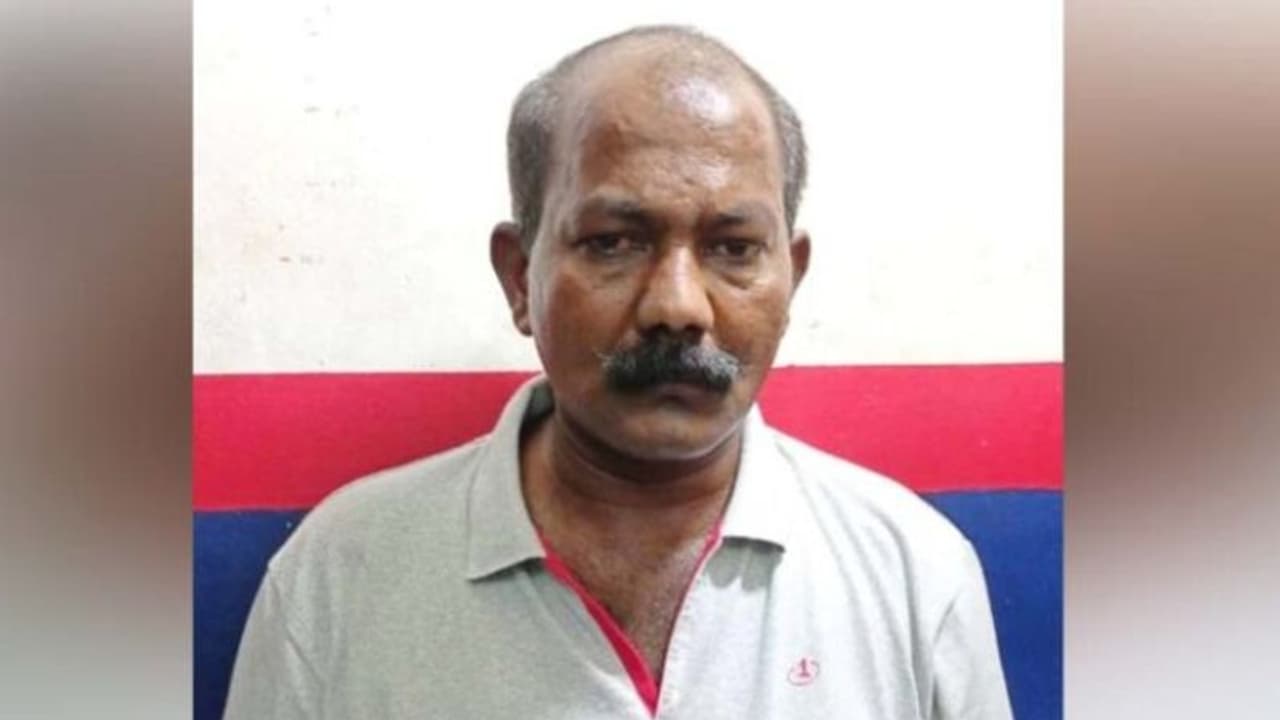 പട്ടാപ്പകല് നടുറോഡില് ഭാര്യയെ കഴുത്തറുത്ത് കൊലപ്പെടുത്തിയ പ്രതി ജാമ്യത്തിലിറങ്ങി ആത്മഹത്യ ചെയ്തു പട്ടാപ്പകല് നടുറോഡില് ഭാര്യയെ കഴുത്തറുത്ത് കൊലപ്പെടുത്തിയ പ്രതി ജാമ്യത്തിലിറങ്ങി ആത്മഹത്യ ചെയ്തു