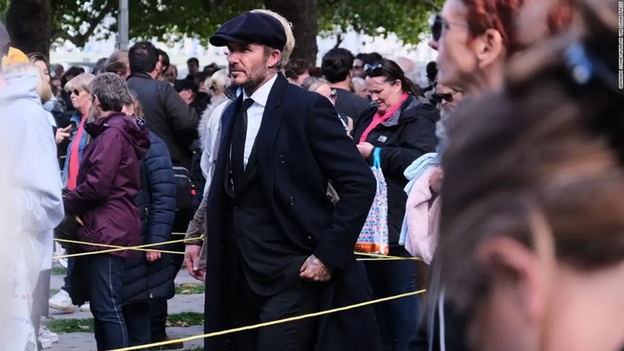 महारानी के सम्मान में...दिग्गज फुटबॉलर डेविड बेकहम लोगों की कतार में घंटों खड़े होकर देने पहुंचे श्रद्धांजलि महारानी के सम्मान में...दिग्गज फुटबॉलर डेविड बेकहम लोगों की कतार में घंटों खड़े होकर देने पहुंचे श्रद्धांजलि