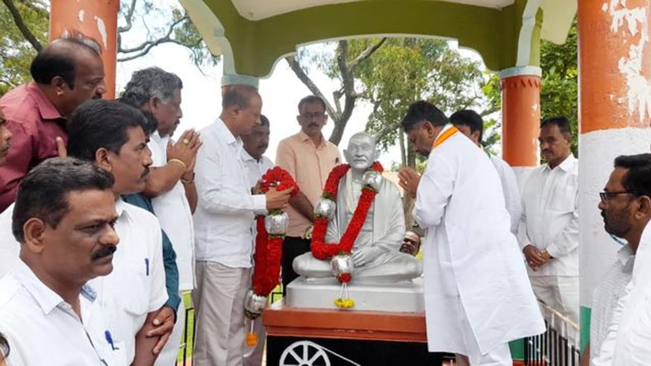 ಅ.2ರಂದು ಬದನವಾಳು ಗ್ರಾಮದಲ್ಲಿ ರಾಹುಲ್ಗಾಂಧಿ ನೇತೃತ್ವದಲ್ಲಿ ಗಾಂಧಿ ಜಯಂತಿ: ಡಿಕೆಶಿ ಅ.2ರಂದು ಬದನವಾಳು ಗ್ರಾಮದಲ್ಲಿ ರಾಹುಲ್ಗಾಂಧಿ ನೇತೃತ್ವದಲ್ಲಿ ಗಾಂಧಿ ಜಯಂತಿ: ಡಿಕೆಶಿ