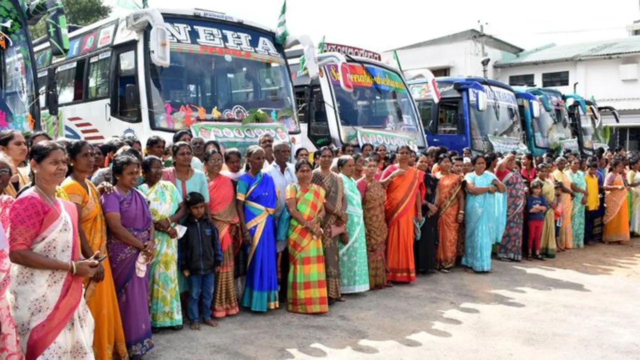 Mandya: ಚುನಾವಣಾ ಯಾತ್ರೆಯಾದ ಧರ್ಮಸ್ಥಳ ಯಾತ್ರೆ: ಜೆಡಿಎಸ್ನಲ್ಲೇ ಧಾರ್ಮಿಕ ಯಾತ್ರೆಗೆ ಪೈಪೋಟಿ Mandya: ಚುನಾವಣಾ ಯಾತ್ರೆಯಾದ ಧರ್ಮಸ್ಥಳ ಯಾತ್ರೆ: ಜೆಡಿಎಸ್ನಲ್ಲೇ ಧಾರ್ಮಿಕ ಯಾತ್ರೆಗೆ ಪೈಪೋಟಿ