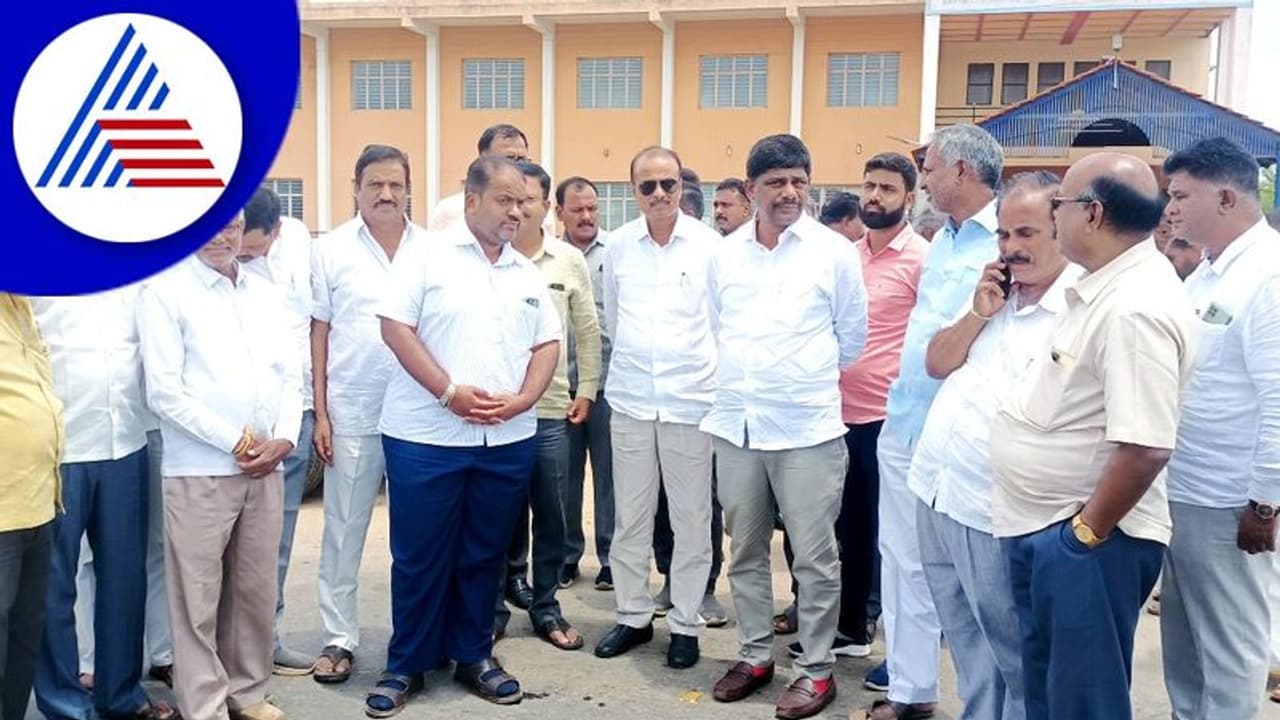 ಭಾರತ್ ಜೋಡೋ ಯಾತ್ರೆಗೆ ಗುಂಡ್ಲುಪೇಟೆಯಲ್ಲಿ ಸ್ಥಳ ಪರಿಶೀಲಿಸಿದ ಸಂಸದ ಡಿ.ಕೆ.ಸುರೇಶ್ ಭಾರತ್ ಜೋಡೋ ಯಾತ್ರೆಗೆ ಗುಂಡ್ಲುಪೇಟೆಯಲ್ಲಿ ಸ್ಥಳ ಪರಿಶೀಲಿಸಿದ ಸಂಸದ ಡಿ.ಕೆ.ಸುರೇಶ್