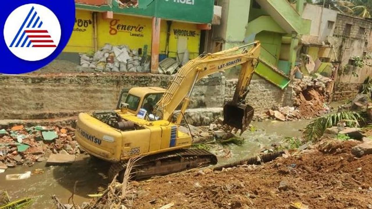 Bengaluru: ಆಪರೇಷನ್ ಡೆಮಾಲಿಷ್ಗೆ ಹೆದರಿ ನಿವಾಸಿಗಳಿಂದಲೇ ಒತ್ತುವರಿ ತೆರವು..! Bengaluru: ಆಪರೇಷನ್ ಡೆಮಾಲಿಷ್ಗೆ ಹೆದರಿ ನಿವಾಸಿಗಳಿಂದಲೇ ಒತ್ತುವರಿ ತೆರವು..!