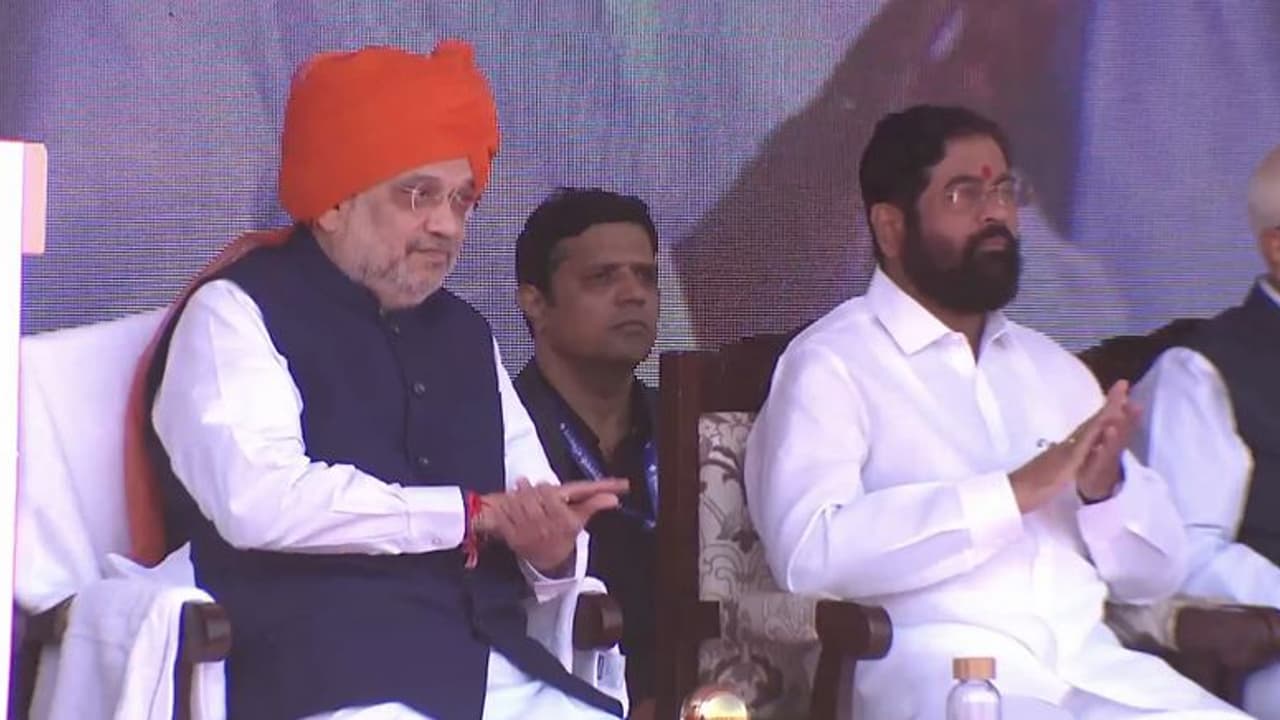 తెలంగాణ విమోచన వేడుకలను ప్రారంభించిన అమిత్ షా.. పరేడ్ గ్రౌండ్లో అమరవీరుల స్థూపం వద్ద నివాళులు తెలంగాణ విమోచన వేడుకలను ప్రారంభించిన అమిత్ షా.. పరేడ్ గ్రౌండ్లో అమరవీరుల స్థూపం వద్ద నివాళులు