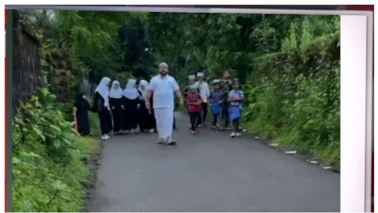 തെരുവുനായപ്പേടി, തോക്കുമായി കുട്ടികള്‍ക്ക് അകമ്പടി നടത്തിയ രക്ഷിതാവിനെതിരെ കേസ്