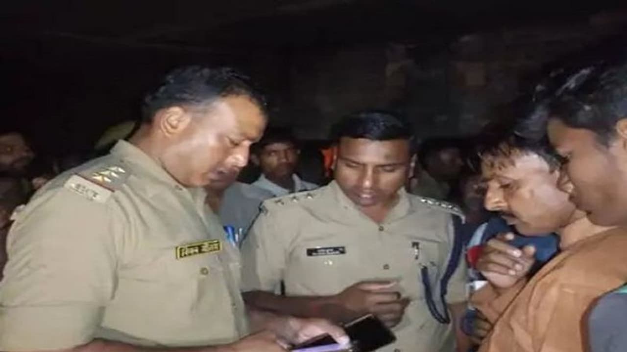 लखीमपुर: दिनदहाड़े घर में घुसकर दुष्कर्म के बाद की मारपीट, पीड़िता की मां और भाई ने पुलिस पर लगाए गंभीर आरोप लखीमपुर: दिनदहाड़े घर में घुसकर दुष्कर्म के बाद की मारपीट, पीड़िता की मां और भाई ने पुलिस पर लगाए गंभीर आरोप