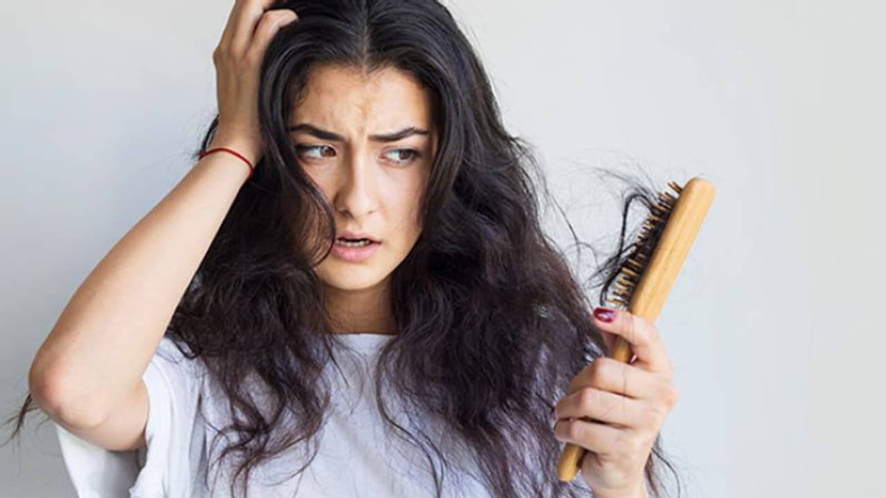 முடி உதிர்தல் பிரச்சனையால் அவதிப்படுறீங்களா? கவலைப்படாதீங்க.. இதை தினமும் சாப்பிடுங்க..!! முடி உதிர்தல் பிரச்சனையால் அவதிப்படுறீங்களா? கவலைப்படாதீங்க.. இதை தினமும் சாப்பிடுங்க..!!