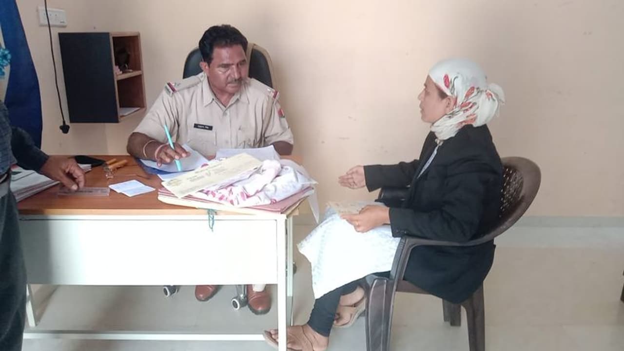 बेवफा पति रचा रहा था दूसरी शादी, वकीलों की फौज के साथ थाने पहुंच, एडव्होकेट पत्नी ने सिखाया सबक बेवफा पति रचा रहा था दूसरी शादी, वकीलों की फौज के साथ थाने पहुंच, एडव्होकेट पत्नी ने सिखाया सबक