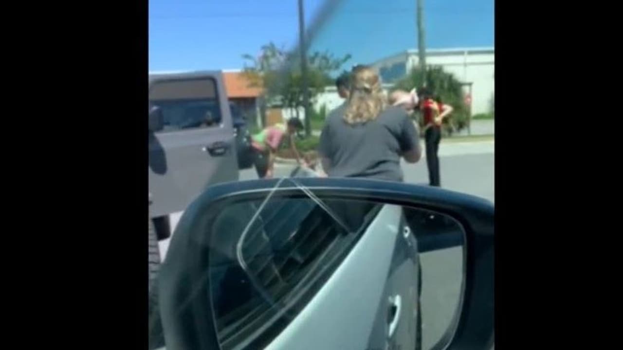 रेस्त्रां के कर्मचारी ने सड़क पर दिखाई गजब बहादुरी.. पुलिस ने वीडियो शेयर कर बताया उसे हीरो रेस्त्रां के कर्मचारी ने सड़क पर दिखाई गजब बहादुरी.. पुलिस ने वीडियो शेयर कर बताया उसे हीरो