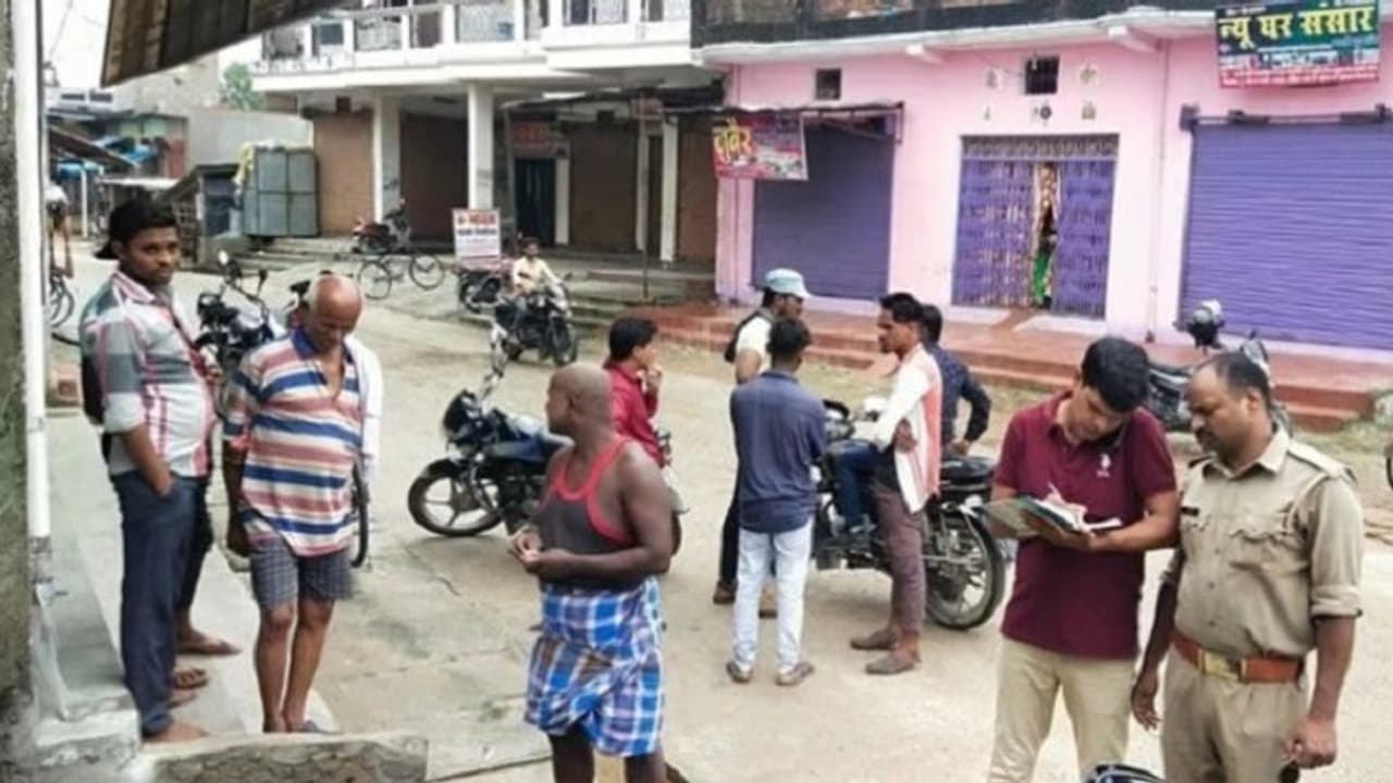 कुशीनगर: बदमाशों ने महिला के घर में घुसकर किया जानलेवा हमला, घटना की वजह तलाश रही पुलिस कुशीनगर: बदमाशों ने महिला के घर में घुसकर किया जानलेवा हमला, घटना की वजह तलाश रही पुलिस