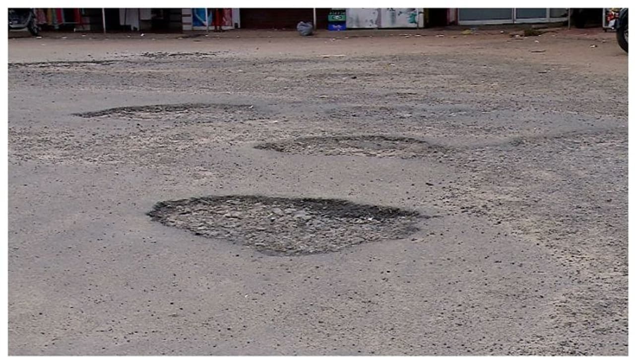 ആറുമാസത്തിനിടെ ടാറിങ്, 148 റോഡുകളിൽ 67 റോഡുകളിലും കുഴികള്‍, 19 റോഡുകളില്‍ വേണ്ടത്ര ടാറില്ലെന്ന് വിജിലന്‍സ്