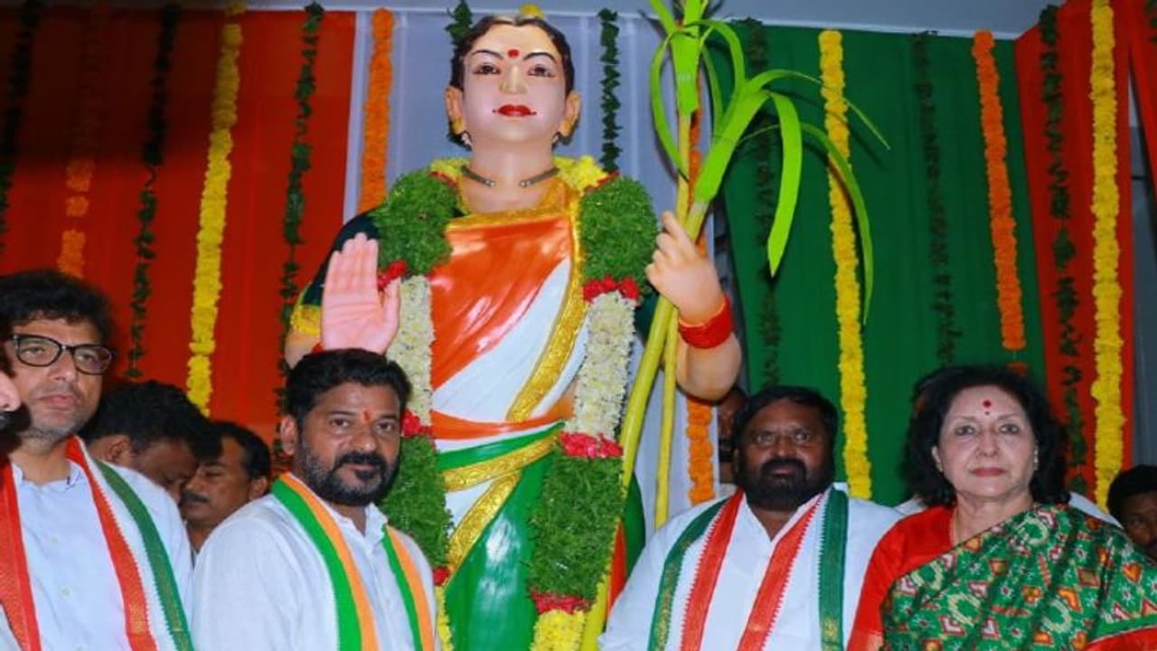 తెలంగాణకు స్వాంతంత్య్రం తెచ్చింది కాంగ్రెస్సే.. స్వార్ద రాజకీయం కోసమే విమోచన వేడుకలు: రేవంత్ తెలంగాణకు స్వాంతంత్య్రం తెచ్చింది కాంగ్రెస్సే.. స్వార్ద రాజకీయం కోసమే విమోచన వేడుకలు: రేవంత్