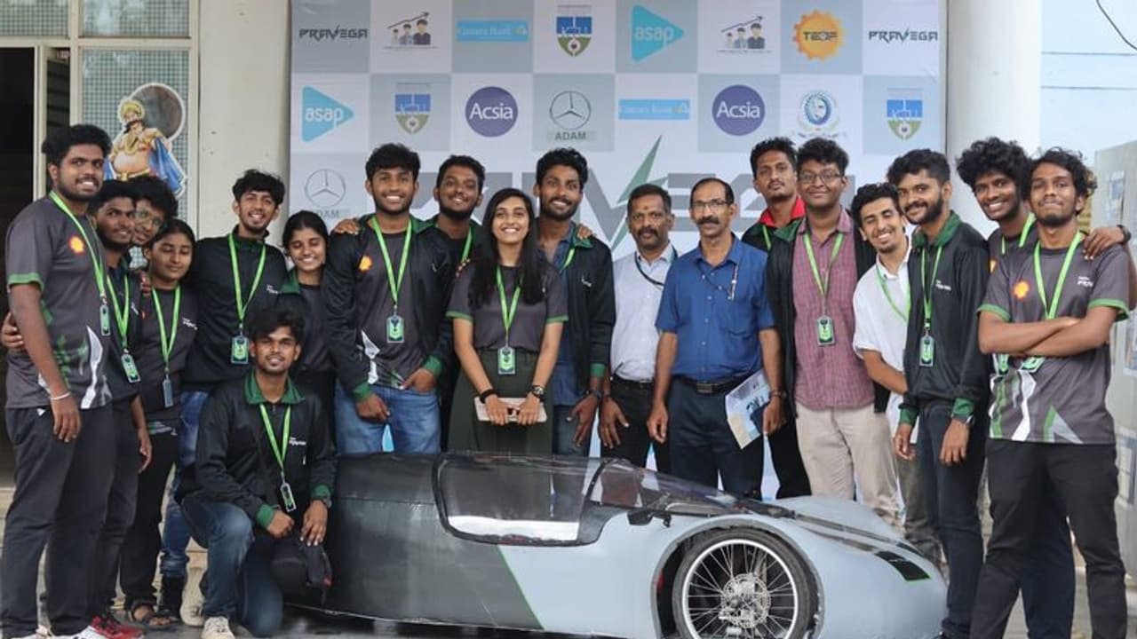 മാലിന്യങ്ങളിൽ നിന്ന് മലയാളി വിദ്യാർത്ഥികള് ഉണ്ടാക്കിയ ഇ കാർ അന്താരാഷ്ട്ര വേദിയിൽ! മാലിന്യങ്ങളിൽ നിന്ന് മലയാളി വിദ്യാർത്ഥികള് ഉണ്ടാക്കിയ ഇ കാർ അന്താരാഷ്ട്ര വേദിയിൽ!