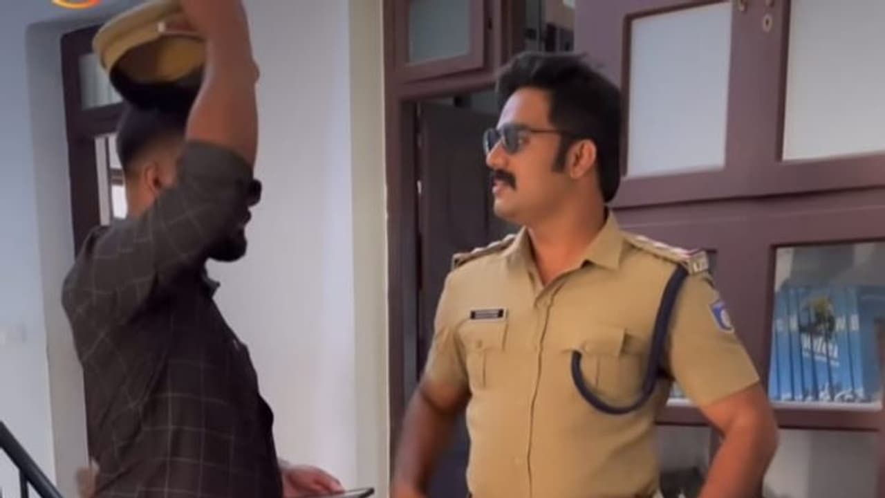 'പാടാത്ത പൈങ്കിളി'യിലെ ദേവ ഇനി പഴയ ആളല്ല, പൊലീസ് വേഷത്തിൽ മാസ് ലുക്കിൽ താരം 'പാടാത്ത പൈങ്കിളി'യിലെ ദേവ ഇനി പഴയ ആളല്ല, പൊലീസ് വേഷത്തിൽ മാസ് ലുക്കിൽ താരം