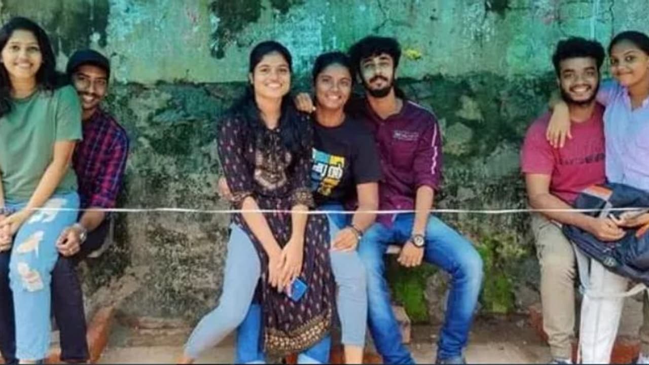 கேரளாவில் நிழற்குடை சர்ச்சை: மடியில் அமர்ந்து போராட்டம் நடத்திய மாணவர்கள்: மேயர் ஆர்யா உறுதி கேரளாவில் நிழற்குடை சர்ச்சை: மடியில் அமர்ந்து போராட்டம் நடத்திய மாணவர்கள்: மேயர் ஆர்யா உறுதி