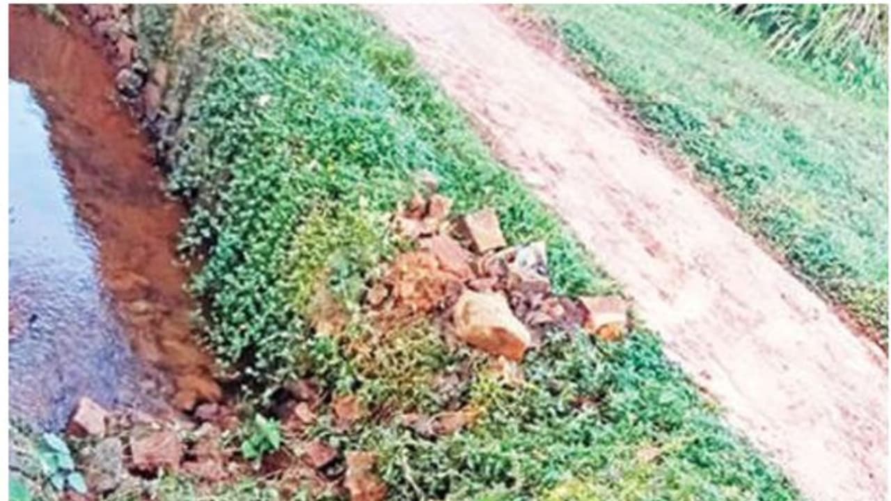 റോഡ് പുനര്നിര്മിക്കാന് എംഎല്എ ഫണ്ട് അനുവദിച്ചു; പക്ഷേ, പഞ്ചായത്ത് രജിസ്റ്ററില് റോഡ് കാണാനില്ല! റോഡ് പുനര്നിര്മിക്കാന് എംഎല്എ ഫണ്ട് അനുവദിച്ചു; പക്ഷേ, പഞ്ചായത്ത് രജിസ്റ്ററില് റോഡ് കാണാനില്ല!