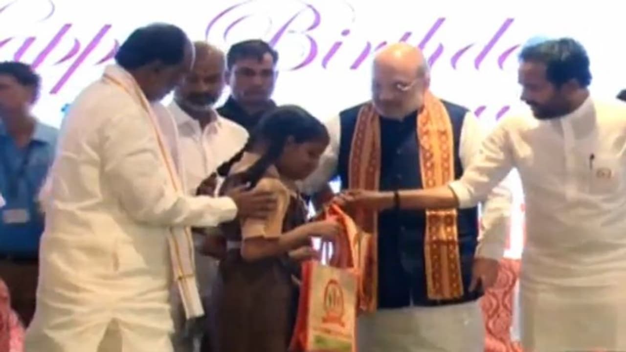 ప్రధాని మోదీ బర్త్ డే సందర్భంగా ప్రత్యేక కార్యక్రమంలో పాల్గొన్న అమిత్ షా.. దివ్యాంగులకు సహాయ పరికరాలు పంపిణీ ప్రధాని మోదీ బర్త్ డే సందర్భంగా ప్రత్యేక కార్యక్రమంలో పాల్గొన్న అమిత్ షా.. దివ్యాంగులకు సహాయ పరికరాలు పంపిణీ