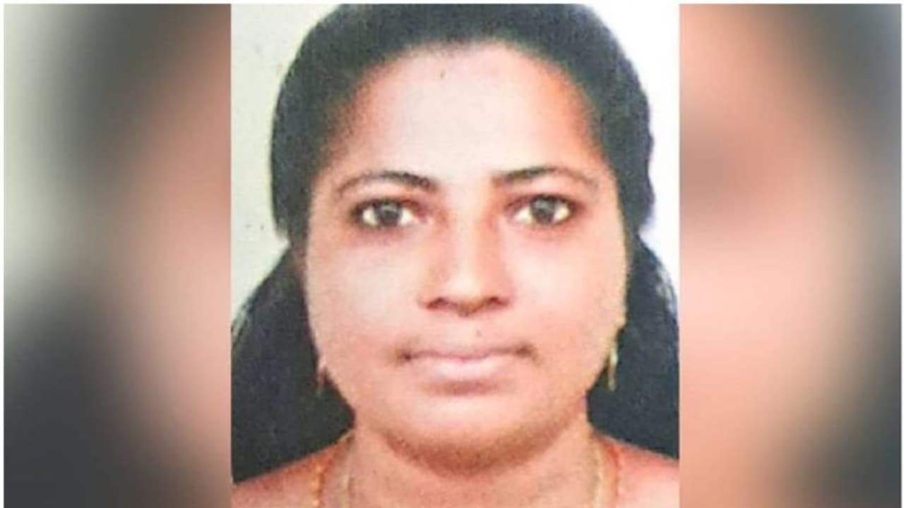 മകളെ സ്കൂളിൽ നിന്നും കൊണ്ടുവരാൻ പോയ യുവതിക്ക് സൂപ്പർ ഫാസ്റ്റ് ബസിടിച്ച് ദാരുണാന്ത്യം മകളെ സ്കൂളിൽ നിന്നും കൊണ്ടുവരാൻ പോയ യുവതിക്ക് സൂപ്പർ ഫാസ്റ്റ് ബസിടിച്ച് ദാരുണാന്ത്യം