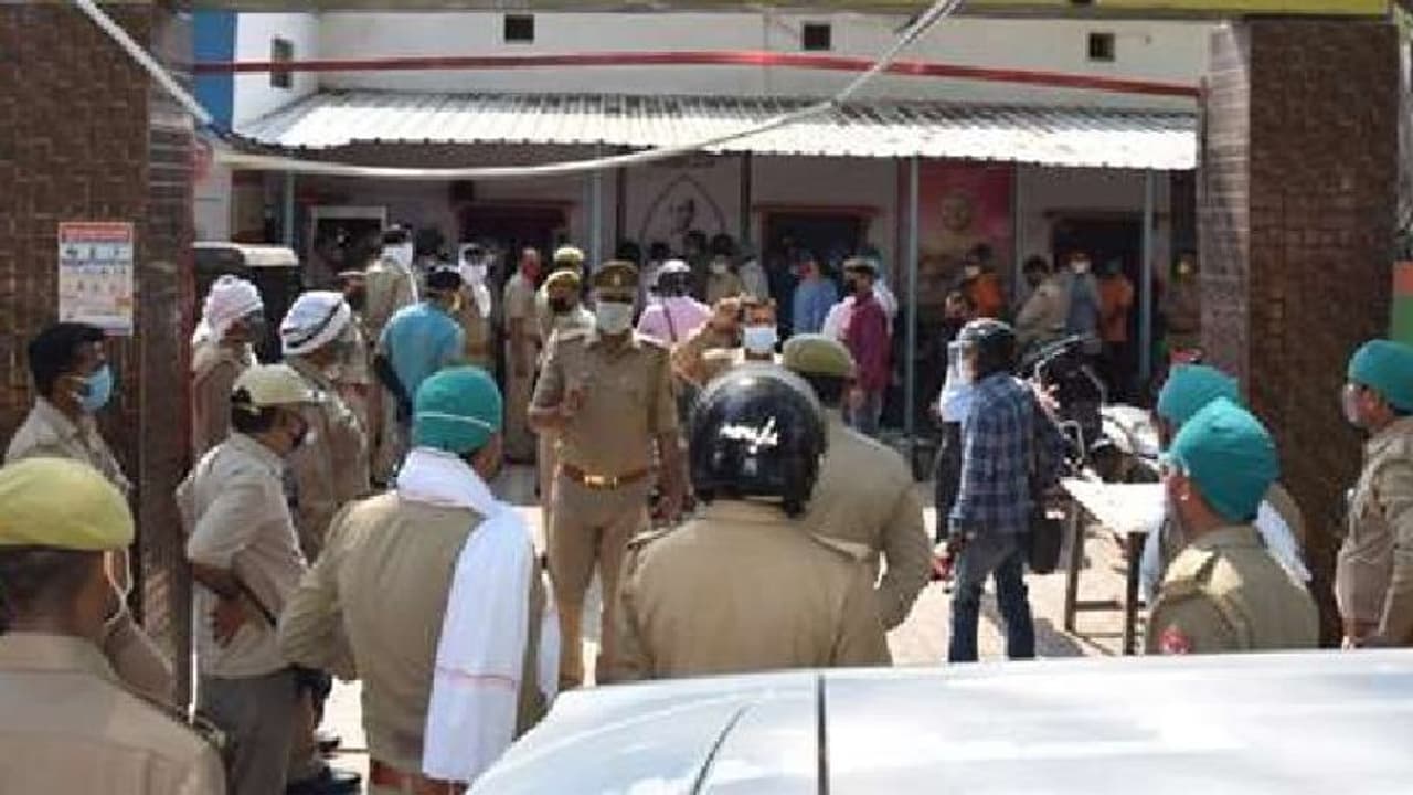 बिहार में लव स्टोरी का खौफनाक अंत: एक कदम से 10 बच्चे हो गए अनाथ, मासूमों की चीखों से गूंजा इलाका बिहार में लव स्टोरी का खौफनाक अंत: एक कदम से 10 बच्चे हो गए अनाथ, मासूमों की चीखों से गूंजा इलाका