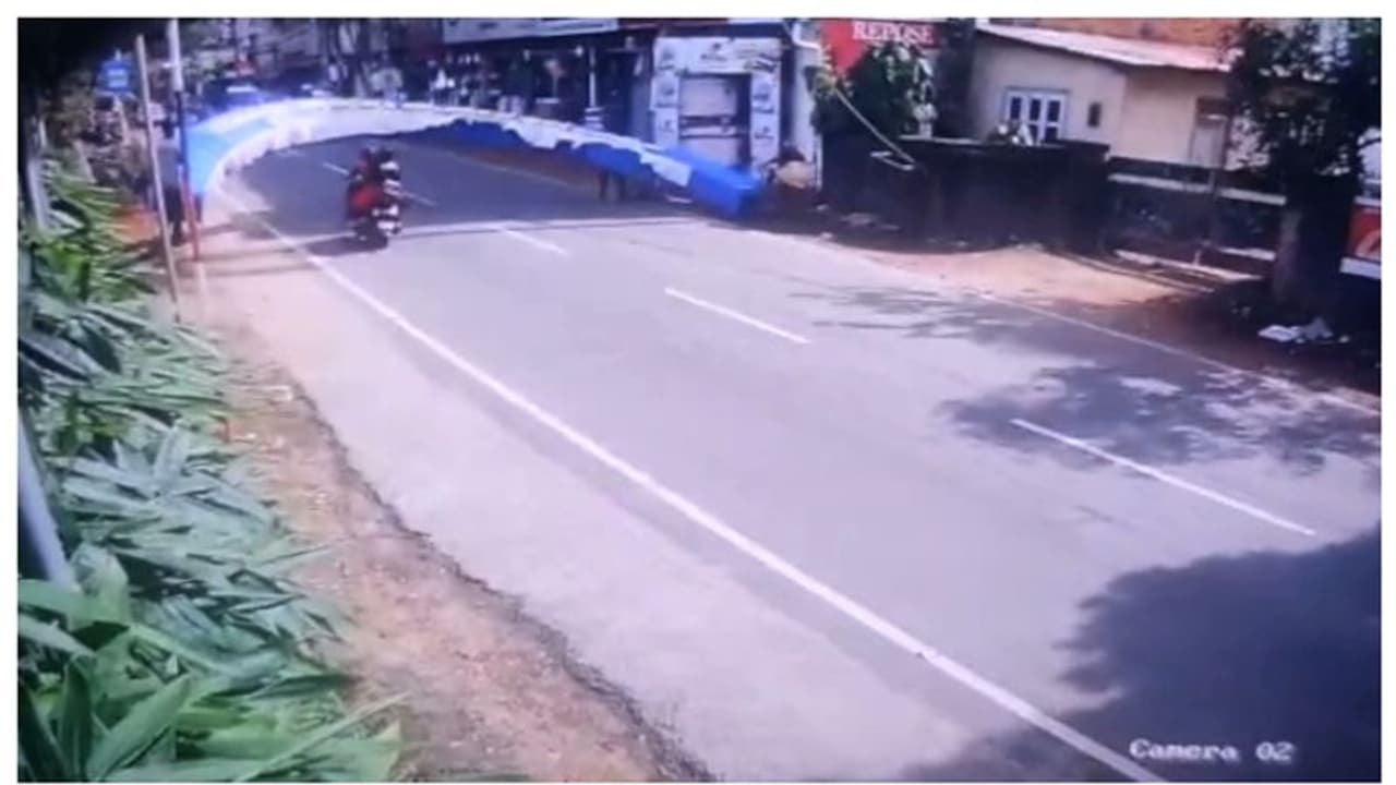 റോഡില്‍ സ്ഥാപിച്ച ആര്‍ച്ച് സ്കൂട്ടര്‍ യാത്രികരുടെ മുകളിലേക്ക് വീണു, അമ്മയ്ക്കും മകള്‍ക്കും ഗുരുതര പരിക്ക്