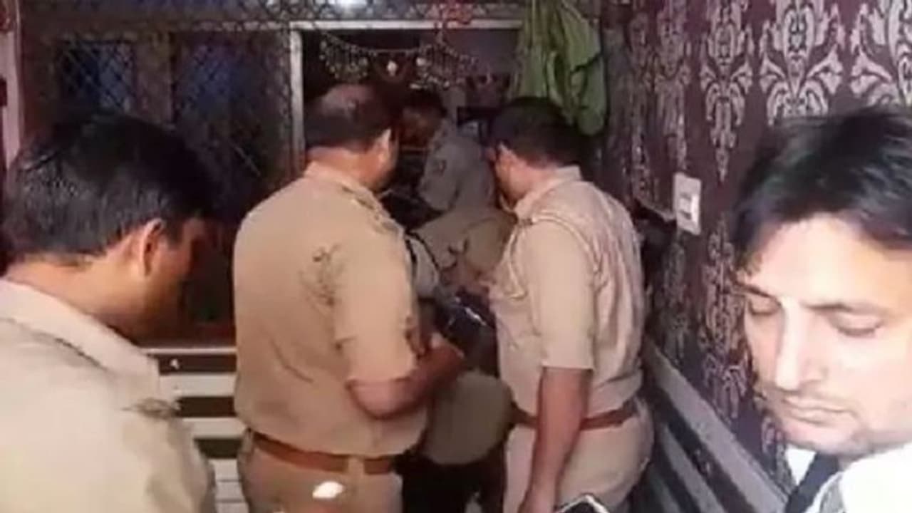 गाजियाबाद में घर के अंदर लहूलुहान हालत में मिला महिला का शव, आरोपी ने मर्डर के बाद कमरे का किया था ऐसा हाल गाजियाबाद में घर के अंदर लहूलुहान हालत में मिला महिला का शव, आरोपी ने मर्डर के बाद कमरे का किया था ऐसा हाल