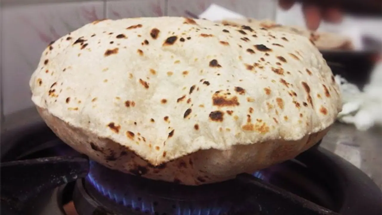 क्या बनाने के बाद थोड़ी देर में रोटी हो जाती है कड़क, तो इसे सॉफ्ट बनाने के लिए अपनाएं ये टिप्स