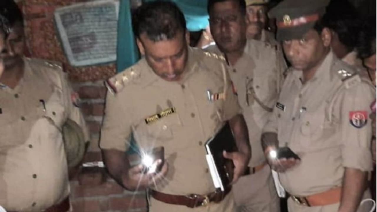 लखीमपुर: युवती से दुष्कर्म का प्रयास करने वाले युवकों को बचा रहे थे दरोगा, SP ने किया सस्पेंड